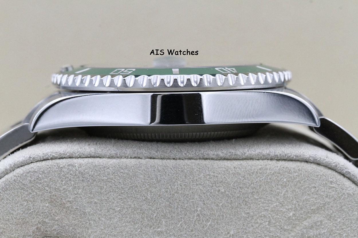 Rolex Submariner 116610LV HULK Green Dial and Ceramic Bezel 2016 Box & Paper