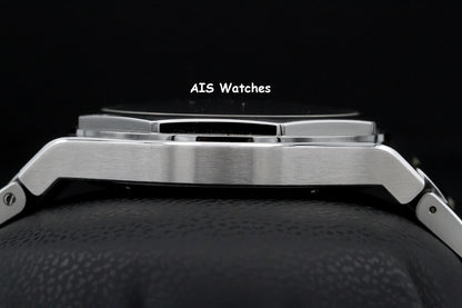 Girard-Perregaux Laureato 81010-11-131-11A White Dial 42MM Box & Paper