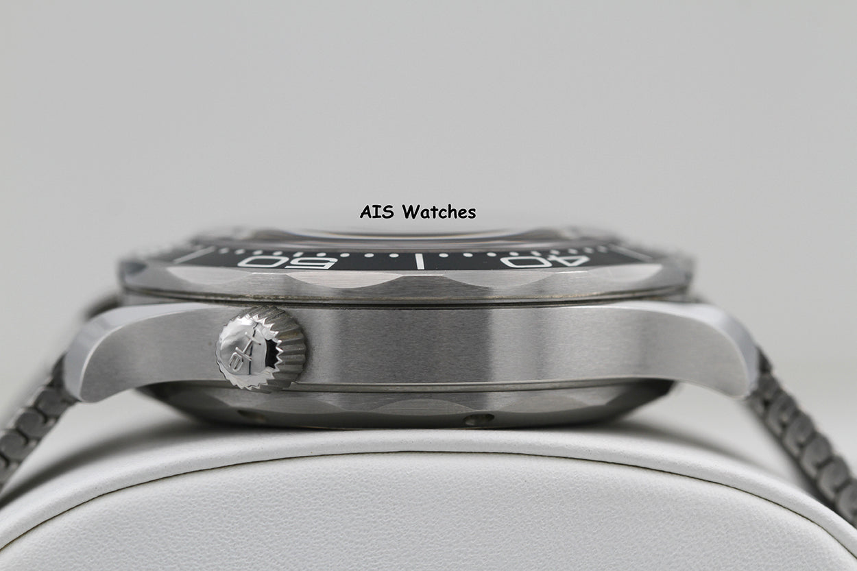 Omega Seamaster 300 Diver 007 James Bond 60th 210.30.42.20.03.002 42MM B&P