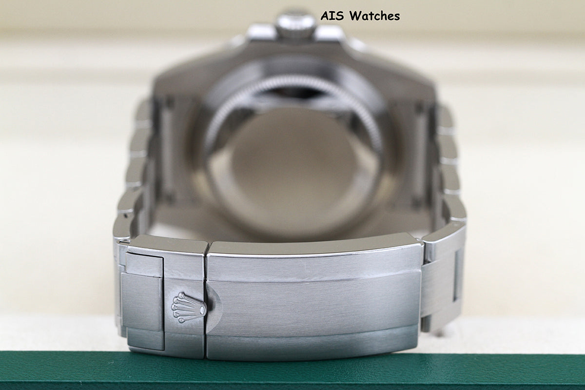 Rolex Submariner 116610LV HULK Green Dial and Ceramic Bezel 2016 Box & Paper
