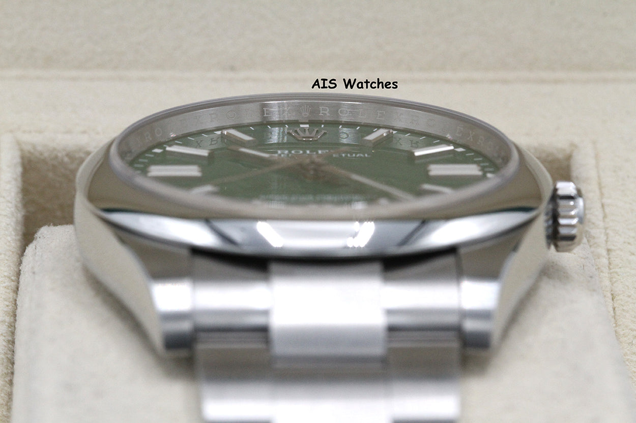 Rolex 124300 Oyster Perpetual 41 MM Green Dial 2023 Box & Papers