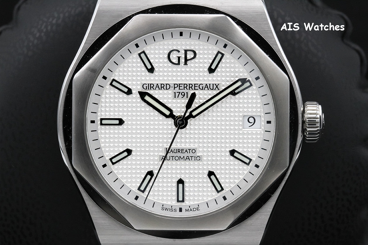 Girard-Perregaux Laureato 81010-11-131-11A White Dial 42MM Box & Paper