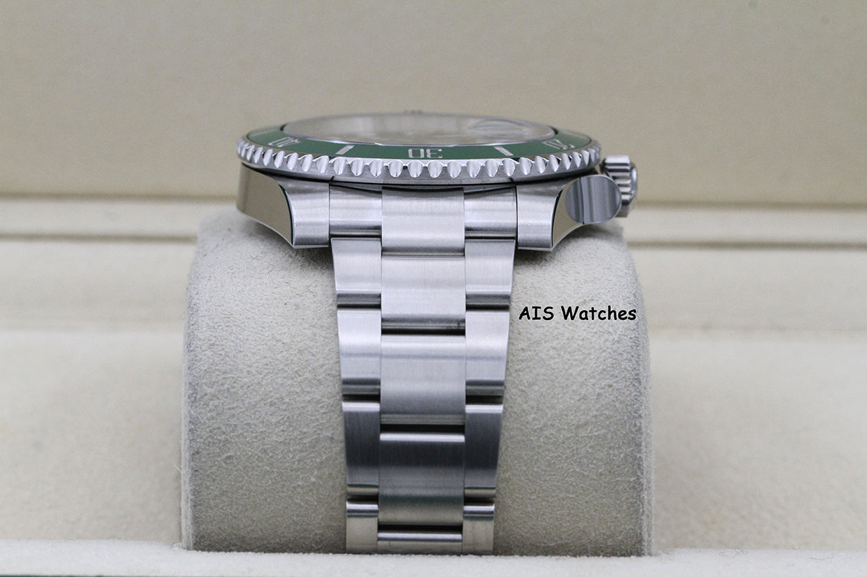 Rolex Submariner 116610LV HULK Green Dial and Ceramic Bezel 2018 Box & Paper