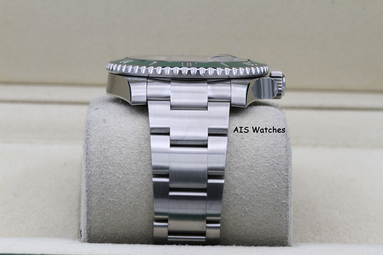 Rolex Submariner 116610LV HULK Green Dial and Ceramic Bezel 2016 Box & Paper
