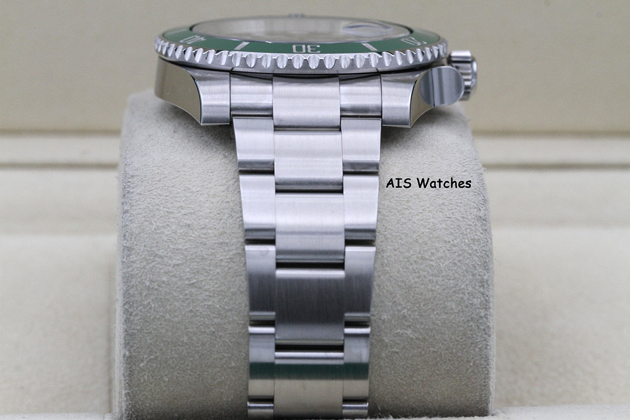 Rolex Submariner 116610LV HULK Green Dial and Ceramic Bezel 2016 Box & Paper