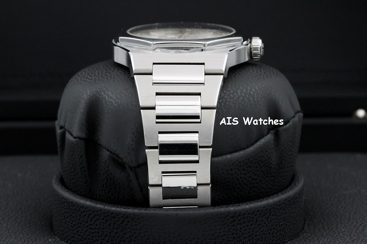 Girard-Perregaux Laureato 81010-11-131-11A White Dial 42MM Box & Paper
