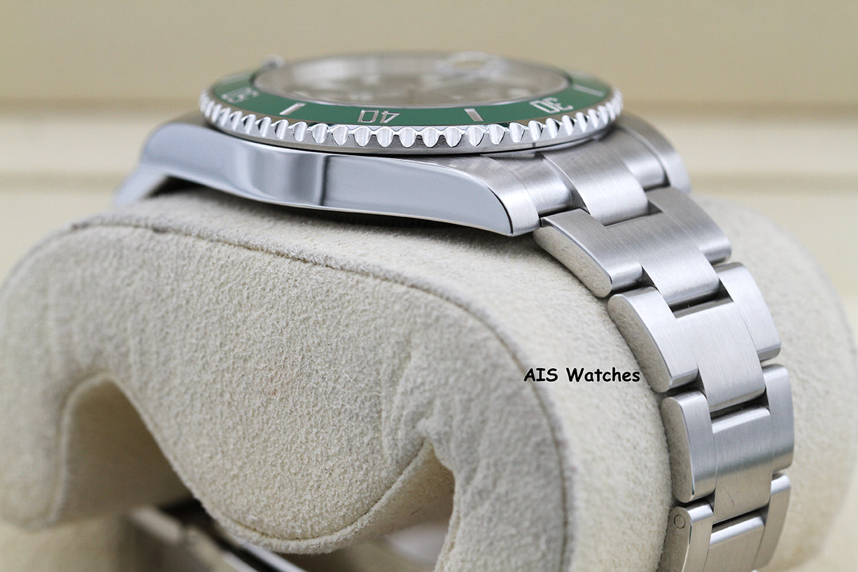 Rolex Submariner 116610LV HULK Green Dial and Ceramic Bezel 2016 Box & Paper