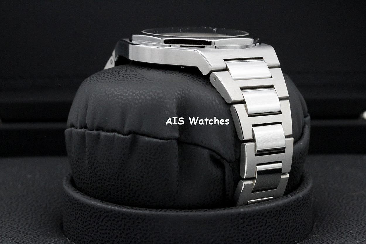 Girard-Perregaux Laureato 81010-11-131-11A White Dial 42MM Box & Paper