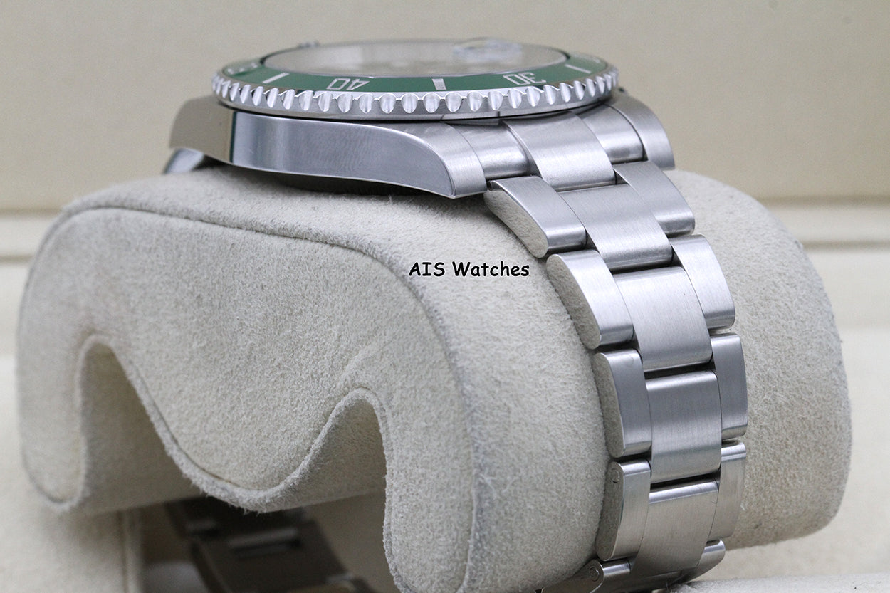 Rolex Submariner 116610LV HULK Green Dial and Ceramic Bezel 2016 Box & Paper