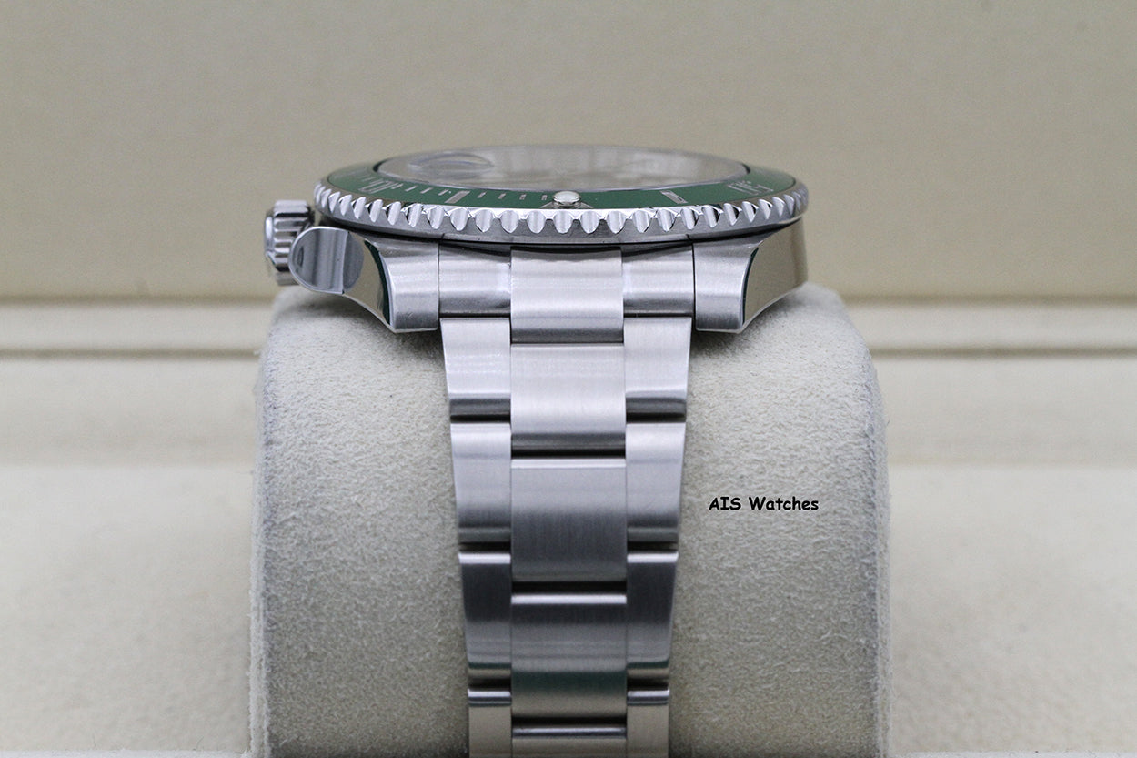 Rolex Submariner 116610LV HULK Green Dial and Ceramic Bezel 2012 Box & Paper