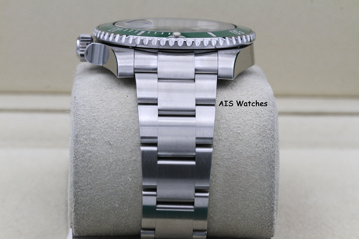 Rolex Submariner 116610LV HULK Green Dial and Ceramic Bezel 2016 Box & Paper