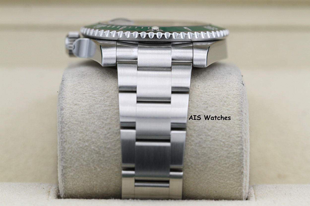 Rolex Submariner 116610LV HULK Green Dial and Ceramic Bezel 2016 Box & Paper