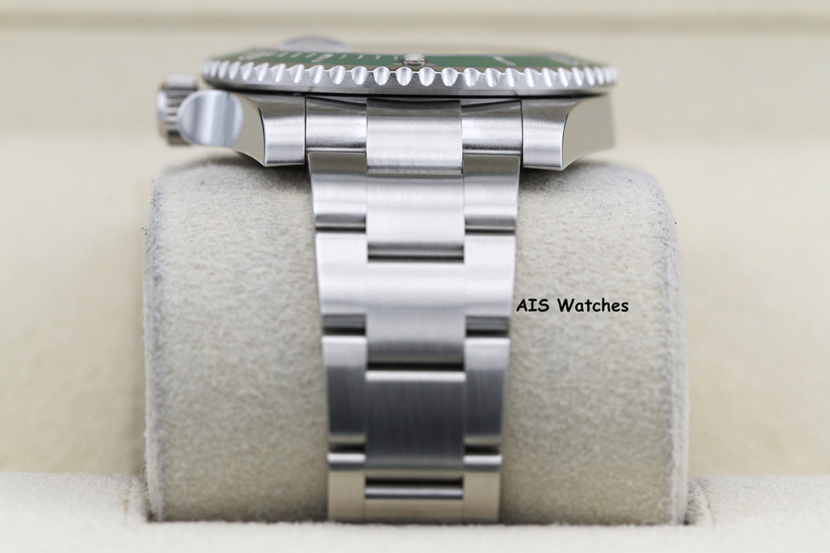 Rolex Submariner 116610LV HULK Green Dial and Ceramic Bezel 2016 Box & Paper