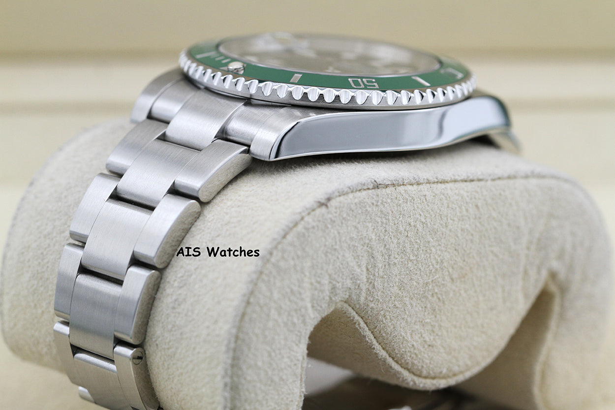Rolex Submariner 116610LV HULK Green Dial and Ceramic Bezel 2016 Box & Paper