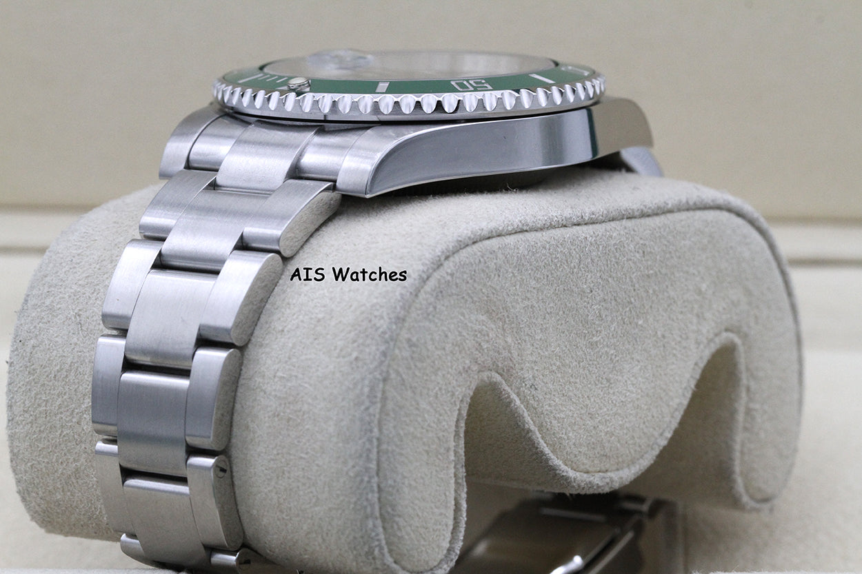 Rolex Submariner 116610LV HULK Green Dial and Ceramic Bezel 2016 Box & Paper