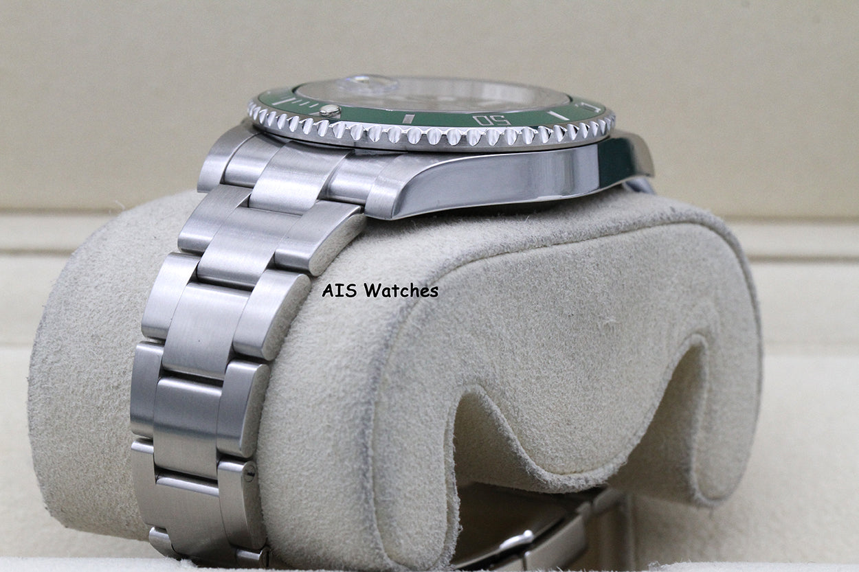 Rolex Submariner 116610LV HULK Green Dial and Ceramic Bezel 2016 Box & Paper