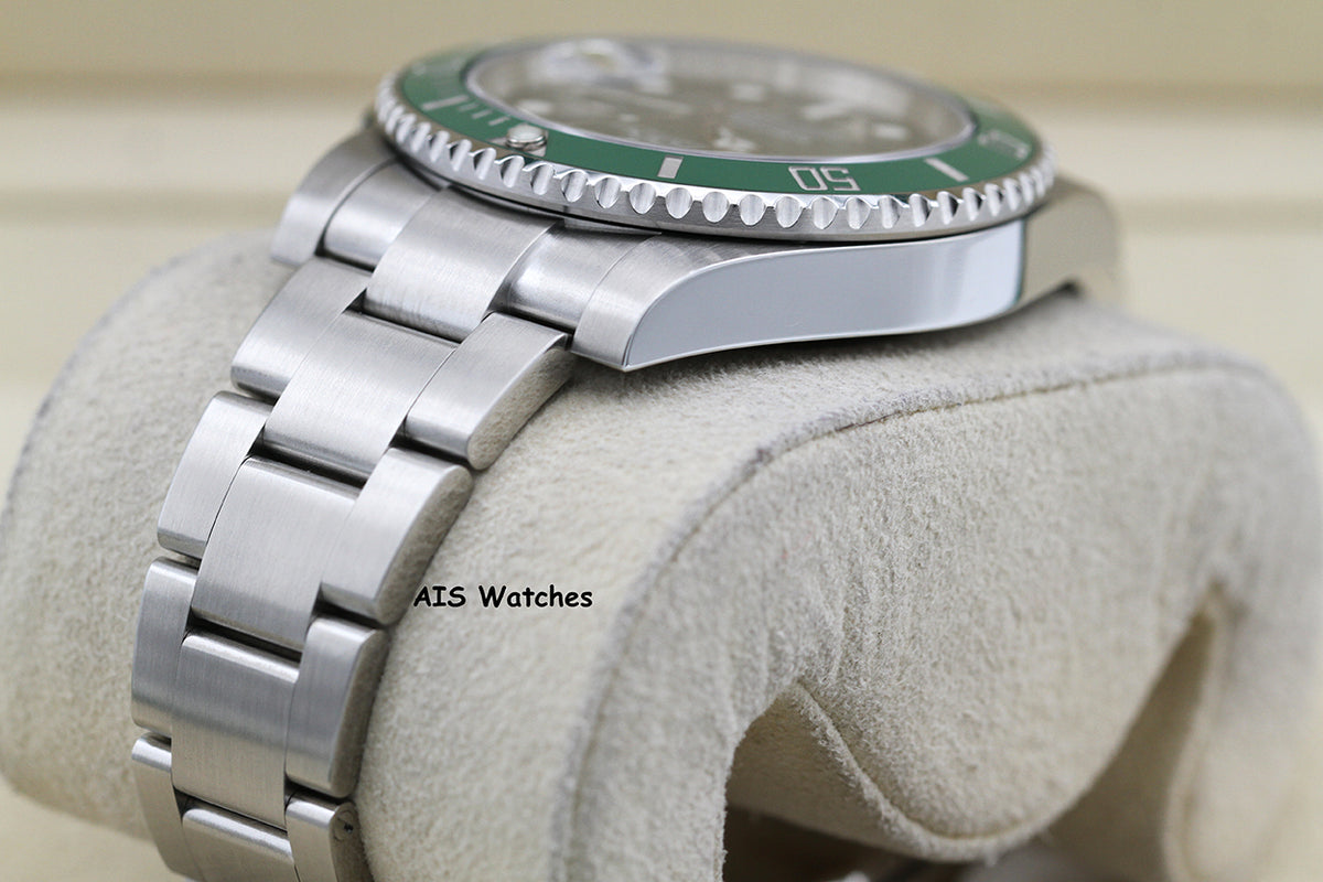 Rolex Submariner 116610LV HULK Green Dial and Ceramic Bezel 2016 Box & Paper
