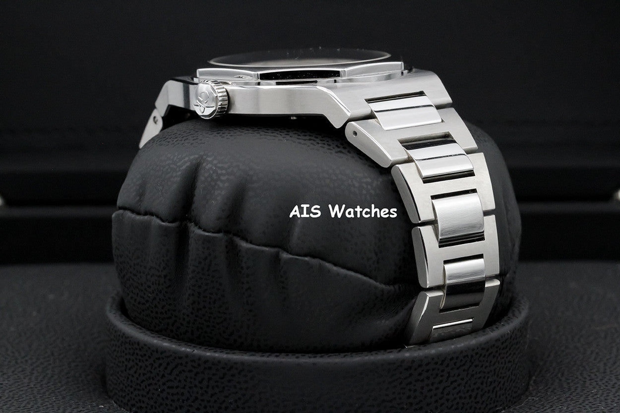 Girard-Perregaux Laureato 81010-11-131-11A White Dial 42MM Box & Paper